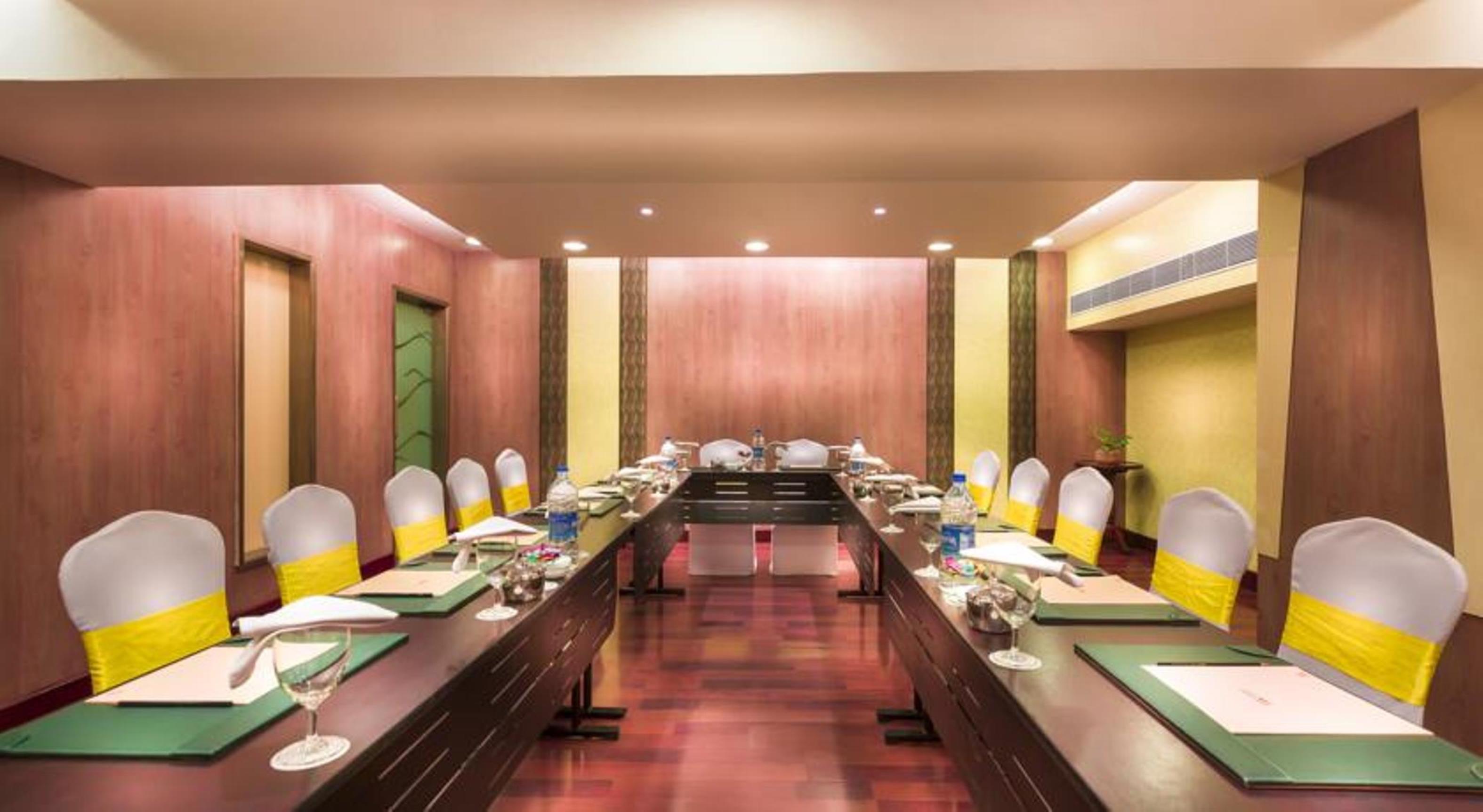 แกรนด์ เจนไน บาย จีอาร์ที โฮเต็ล Hotel เชนไน ภายนอก รูปภาพ A meeting room at a hotel