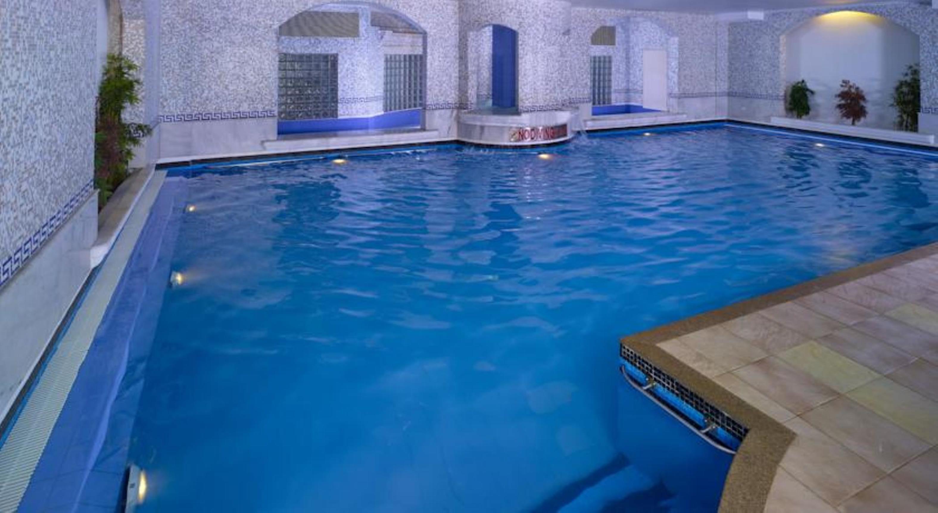 แกรนด์ เจนไน บาย จีอาร์ที โฮเต็ล Hotel เชนไน ภายนอก รูปภาพ The swimming pool at the hotel