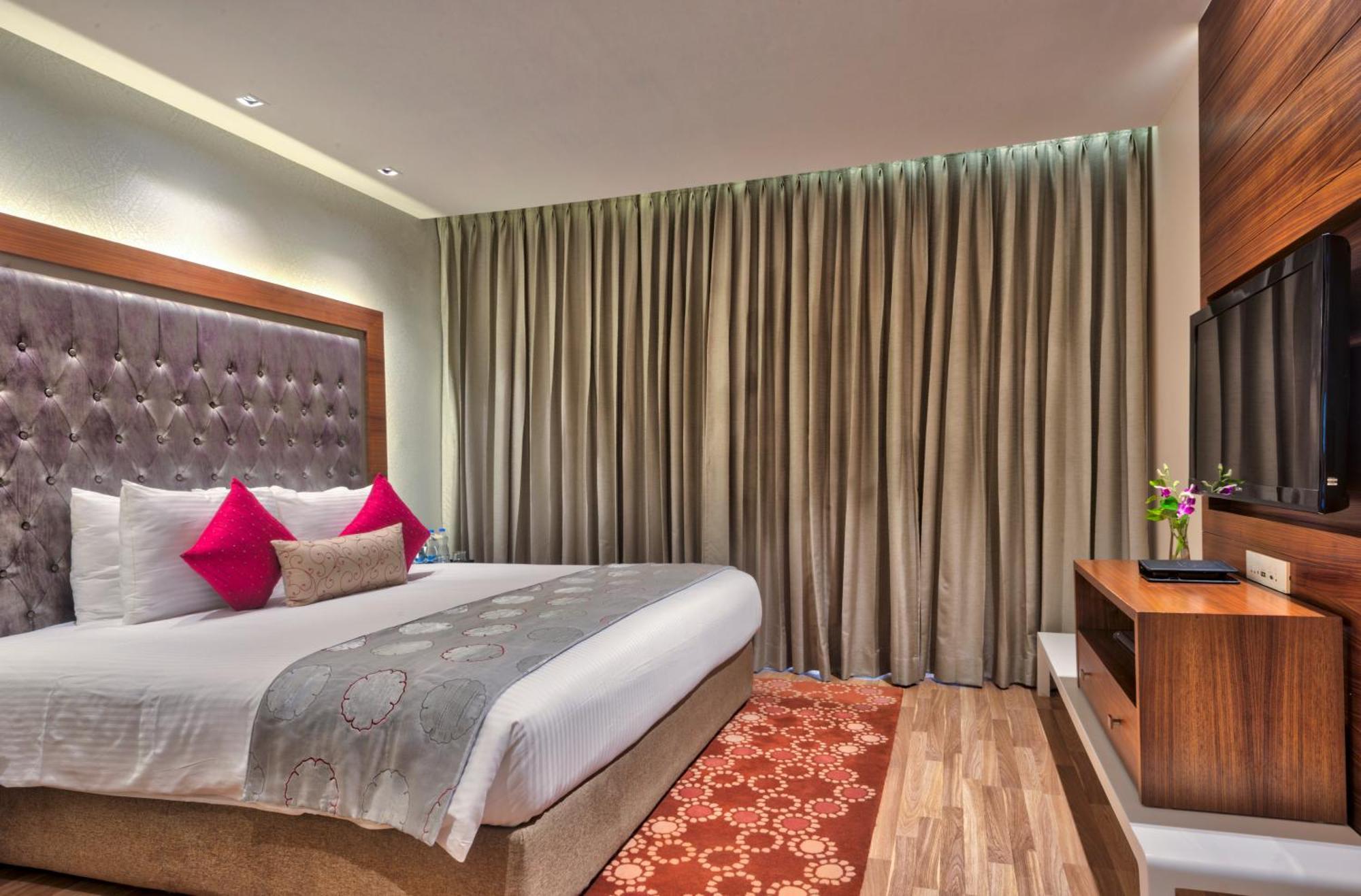 แกรนด์ เจนไน บาย จีอาร์ที โฮเต็ล Hotel เชนไน ภายนอก รูปภาพ A bedroom at the hotel