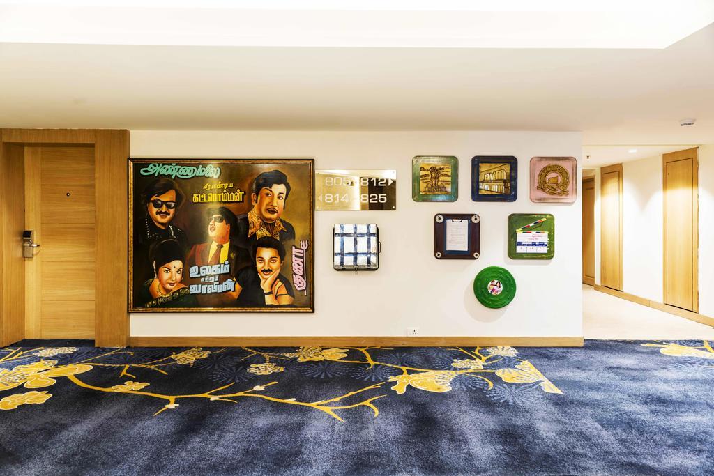แกรนด์ เจนไน บาย จีอาร์ที โฮเต็ล Hotel เชนไน ภายนอก รูปภาพ The 2012 album cover of "The Best of 20 Years" on display at the Hard Rock Hotel in Penang, Malaysia.