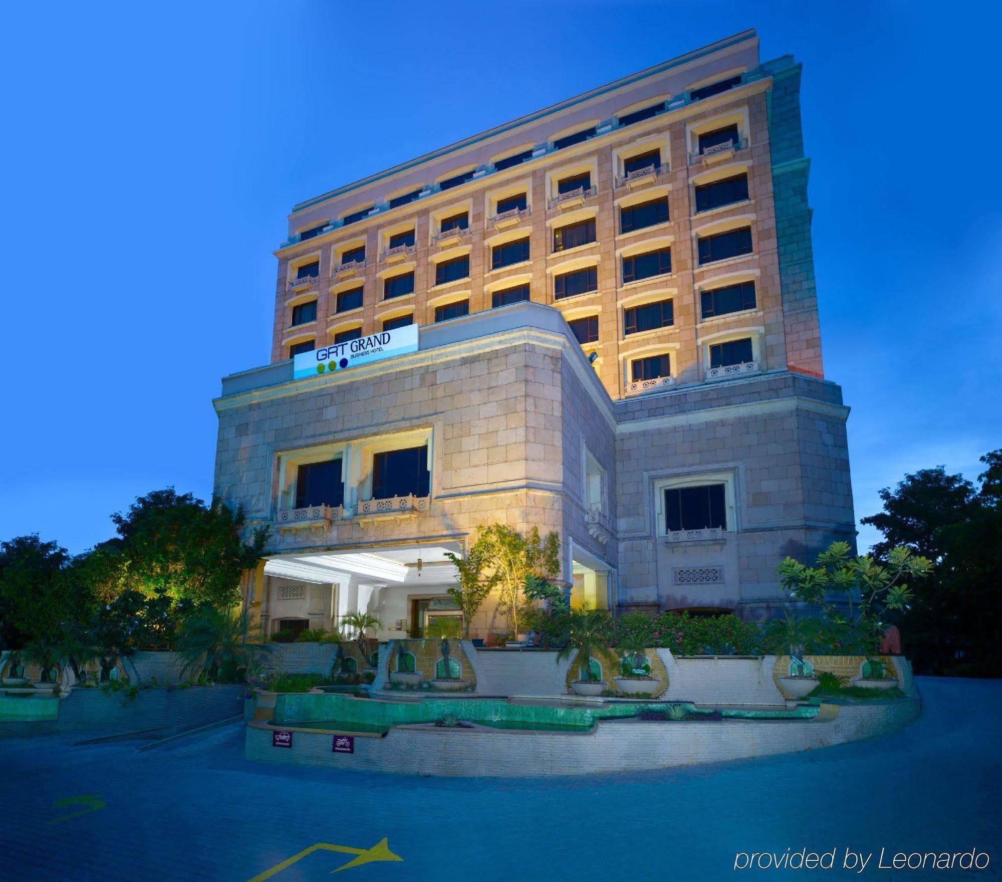 แกรนด์ เจนไน บาย จีอาร์ที โฮเต็ล Hotel เชนไน ภายนอก รูปภาพ The hotel at night