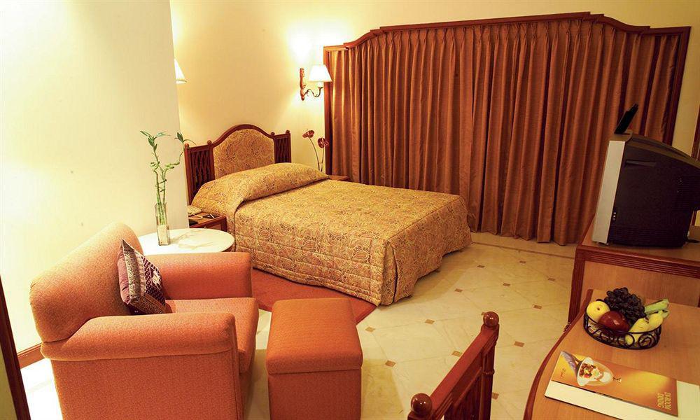แกรนด์ เจนไน บาย จีอาร์ที โฮเต็ล Hotel เชนไน ห้อง รูปภาพ A room at the hotel